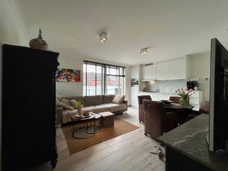 Tweeslaapkamerappartement gelegen op de Pelserweg in Diepenbeek. Winkels, diensten, scholen en openbaar vervoer op wandelafstand. <br /><br />Het appartement werd als volgt ingedeeld:<br />
<ul>
<li>GVL:
<ul>
<li>Inkom met trap naar verdiep</li>
<li>Private overdekte autostaanplaats</li>
<li>Gemeenschappelijke fietsenstalling</li>
</ul>
</li>
<li>VERD +1:
<ul>
<li>Wasplaats</li>
<li>Leefruimte met volledig uitgeruste keuken: enkele spoeltafel, vaatwasser, koelkast; keramische kookplaat, telescopische dampkap</li>
<li>2 slaapkamers, waarvan 1 met badkamer ensuite: enkele wastafel met onderkast en spiegelkast, inloopdouche</li>
<li>Apart toilet</li>
<li>Technische berging met de nodige aansluitingen voor wasmachine/droogkast</li>
</ul>
</li>
</ul>