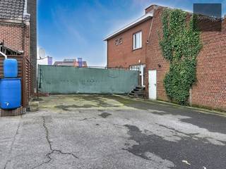 De woning gelegen aan de buitenrand van Waregem bestaande uit ruime inkomhal met vestiaire en apart toilet, living met mogelijkheid open haard/pelletkachel, basic uitgeruste keuken, badkamer beneden met ligbad/douche, lavabomeubel en aansluiting wasmachine, 3 slaapkamers op de 1ste verdieping + apart toilet,  2de verdieping is ruime zolder, zeer ruime kelderberging, koer met aanpalende ingang naar klein magazijn, koer/terras, op de 1ste verdieping kleine veranda en dakterras en verschillende autostaanplaatsen aan de woning.<br /><br />- Gelegen nabij invalswegen Waregem ;<br />- Verwarming op aardgas ;<br />- Winkels en scholen in de buurt ;<br />- Magazijn enkel te bereiken via zijdeur ;<br />- Onmiddellijk beschikbaar ;<br /><br />Voor meer info of bezoek gelieve ons kantoor te Waregem te contacteren op 056/ 60.33.66 ; 