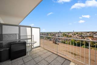 Dit charmante appartement in Tienen biedt een perfecte combinatie van comfort en betaalbaarheid. Het pand beschikt over een bewoonbare oppervlakte van 35 m², wat het ideaal maakt voor starters of als investering. Het appartement is momenteel verhuurd, wat het een aantrekkelijke optie maakt voor wie op zoek is naar een rendabele belegging.<br />Het appartement bevindt zich op de bovenste verdieping van het gebouw, in het dak, waardoor u kunt genieten van een adembenemend uitzicht over Tienen. Het omvat een gezellige slaapkamer en een nette badkamer, praktisch ingericht voor dagelijks gebruik. Dankzij de doordachte indeling voelt de compacte ruimte verrassend ruim aan en biedt het voldoende mogelijkheden om het naar eigen smaak in te richten.<br />Gelegen in een rustige buurt van Tienen, geniet u hier van een aangename leefomgeving met alle voorzieningen binnen handbereik. Of u nu zoekt naar een gezellige plek voor uzelf of een stabiele investering, dit appartement biedt beide in één aantrekkelijke locatie.