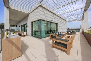 <p><span><strong>VILVOORDE</strong></span> - Deze penthouse van het project <strong>Waterzicht</strong> biedt een zeldzame leefomgeving op de top van een modern gebouw, in het hart van het nieuwe wooncentrum. Het overtuigt door zijn royale volumes, zijn lichtinval en zijn prachtig uitzicht op het water en de omliggende groene zones.</p>
<p>De leefruimte bestaat uit een ruime woonkamer met open keuken, die toegang geeft tot grote terrassen, ideaal om ten volle van de omgeving te genieten. De slaapkamers bieden optimaal comfort en een grote flexibiliteit in de inrichting, aangevuld met elegante badkamers.</p>
<p>De hoge energieprestaties, vloerverwarming, dubbele ventilatie en hoogwaardige materialen garanderen duurzaam comfort en een hoogwaardige woonervaring. U behoudt de mogelijkheid om uw toekomstige woning te personaliseren door de afwerkingen te kiezen die perfect aansluiten bij uw wensen.</p>
<p>Deze penthouse wordt verkocht met de mogelijkheid om te profiteren van 6% btw en is ideaal voor wie op zoek is naar een ruime en lichte woning in een wijk die volop in transformatie is. De oppervlakten zijn indicatief. Neem contact met ons op voor meer informatie.</p>