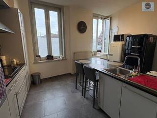 <p><span>MAISON TRÈS BIEN SITUÉE PRÈS DU CENTRE-VILLE</span></p><p><span>Prix indicatif : 175 000 euros</span></p><p><span> </span></p><p><span>Maison très bien située près du centre-ville, de la gare, des commerces et des écoles.</span></p><p><span>Au rez-de-chaussée, on trouve une entrée, un salon avec cuisine ouverte et une salle de bains.</span></p><p><span>À l'étage, on trouve 2 chambres très spacieuses et un grenier où il est possible d'aménager des pièces supplémentaires.</span></p><p><span>Le portail donne accès à la cour intérieure.</span></p><p><span>Vous pouvez également y garer votre voiture.</span></p><p><span>La maison est actuellement louée.</span></p><p><span>Pour les investisseurs : il est possible de prolonger le bail existant.</span></p><p><span> </span></p><p><span>Extrait du plan d'urbanisme/renseignements sur demande !</span></p><p><span>Pour plus d'informations ou pour une visite, appelez le 0475/51.40.73 ou envoyez un e-mail à info@svena.be.</span></p><p><span> </span></p><p><span>Ces informations sont purement indicatives et nous ne pouvons être tenus responsables d'éventuelles inexactitudes.</span></p><p><span>La surface habitable est donnée à titre indicatif.</span></p><p><span> </span></p>