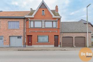 <p>EERSTE BEZOEKDAG ZATERDAG 11 APRIL VAN 10U TOT 14U (Enkel op afspraak!)<br /><br />NIEUWERKERKEN - Deze stevige en verzorgde gezinswoning kan u vinden op wandelafstand van het station van Ede. Deze woning, welke zeker nood heeft aan enige opfrissing, werd steeds perfect onderhouden en biedt heel wat potentieel.<br /><br />Naar indeling is de woning op het gelijkvloers voorzien van een aparte inkomhal, een aangename en lichtrijke woonkamer, een ruime keuken voorzien van een functionele keuken en een achterliggende badkamer. Verder is de woning nog voorzien van een ruime leefveranda, een apart toilet en achterliggende bergruimte. De zij-ingang langs de rechterkant van de woning zorgt bovendien voor een handige doorgang voor fietsen en vuilnis.<br /><br />Op de eerste verdieping zijn er naast de nachthal nog 3 slaapkamers. Verder beschikt de woning nog over een kelder en een ruime zolder welke bereikbaar is via een vaste trap en bij deze nog heel wat mogelijkheden biedt. Leuk is tevens de grote tuinzone, ideaal voor ontspanning.<br /><br />Op vlak van comfort is de woning uitgerust met centrale verwarming op stookolie (met recente installatie) en dubbele beglazing.<br /><br />De ligging is een absolute troef: in de directe omgeving vindt u het station, openbaar vervoer, scholen, buurtwinkels, belangrijke invalswegen en de E40.<br /><br />Kortom bent u op zoek naar een stevige en goed onderhouden gezinswoning voorzien van 3 slaapkamers en een tuin op een centrale en vlot bereikbare locatie, aarzel dan niet en maak snel uw afspraak. Voor meer info of bezoek 053/60.65.60.<br /><br />De vermelde prijs is een richtprijs. Na ontvangst van de biedingen zal de verkoper beslissen of hij/zij de eigendom verkoopt aan het beste bod. De richtprijs is aldus niet bindend voor de verkoper.</p>