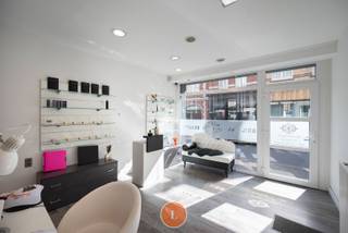 Charmant handelspand met woonst, op de Grote Markt in Menen.<br /><br />Op de <strong>Grote Markt</strong> in Menen ontdek je dit <strong>charmante handelspand met woonst</strong>, een plek waar je wonen en werken perfect kan combineren. Dankzij de centrale ligging ben je overal dichtbij.<br />De voorgevel heeft een gezellige uitstraling, en binnenin zijn nog enkele authentieke elementen bewaard gebleven, zoals een sierlijke schouw en hoge plafonds, die zorgen voor een <strong>vleugje karakter</strong>.<br />De gelijkvloers bestaat uit een handelsruimte, momenteel ingericht als nagelstudio, gevolgd door een ruime keuken met zicht op de binnenkoer. Aansluitend bevindt zich een sanitair gedeelte.<br /><br />Op de eerste verdieping tref je een lichtrijke woonkamer met schouw en <strong>uitzicht op de Grote Markt</strong>. Daarnaast zijn er twee kamers, waarvan beiden momenteel dienstdoen als praktijkruimte in schoonheidszorgen, dit kunnen 2 slaapkamers vormen waarbij één met eigen sanitair. Ook de badkamer bevindt zich op deze verdieping.<br /><br />De tweede verdieping biedt nog een extra slaapkamer of praktijkruimte en een zolderruimte die je eenvoudig kan omvormen tot extra kamer of hobbyruimte.<br /><br />In<strong> 2020 werden enkele renovatiewerken</strong> gedaan zoals de elektriciteit, de watervoorzieningen, de gevel (raam) en een deel van het dak werden vernieuwd. Recent werden bovendien zonnepanelen geplaatst, wat de woning energiezuiniger maakt, nieuw terras en bezetting van de muur, nieuwe afvoeren, nieuw toiletten, nieuwe badkamer.<br />Er is tevens nog een kelder als extra bergruimte.<br /><br />Of je nu op zoek bent naar een plek voor je eigen zaak, een investering of een woning met extra ruimte en mogelijkheden: deze eigendom combineert het allemaal op een centrale en goed bereikbare locatie in Menen. Bod vanaf € 199000 mits akkoord eigenaars.<br /><br /><br /><strong>PLUSPUNTEN:</strong><br />- commerciële ligging<br />- zonnepanelen <br />- instapklaar<br />- 3 mogelijk 4 slaapkamers<br /><br />Kortom, een handelswoonst met veel mogelijkheden, gelegen in hartje Menen! Interesse? Kimoura helpt je graag verder 0470 86 65 08 - kimoura@immolietaer.be<br /><br />Alle informatie van deze woning en ons volledig aanbod op www.immolietaer.be<br /> 