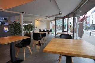 Hier je zaak starten is meteen alle dagen vol, met al die studenten in de buurt.<br />Dit is dé invalsstraat naar het centrum .<br />Volop lichtinval door de vitrines (d.glas).<br />Dubbele deur om de gasten binnen te trekken.<br />Mogelijkheid tot een 5-tal tafeltjes buiten en binnen toch tenminste 50 couverts.<br />Er zijn 2 wc's en er (beperkte) opslagruimte in de kelder / Airco en verlichting zijn voorzien.<br />Dampkapbuis tot boven is reeds voorzien, gasaanvoer etc. Betonnen brandvrij plafond. <br />Indien gewenst (tegen meerprijs &amp; als nog vrij) kan de ruimte met 70m² worden uitgebreid door de 1e verdieping erbij te nemen.<br />Horeca hier wordt sowieso goedgekeurd (want lang ervoor was er hier café) maar je moet wel de zaak gaan aangeven bij het OOG.<br />Huur + forfait (O.V + EGW + brandverz)= = totaal 2.500,-/mnd ALL IN. Dat verdien je terug in een paar dagen omzet. TOP !