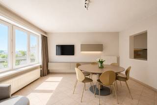 Ruim appartement te koop met twee slaapkamers op de tweede verdieping van de residentie Cape Coral, Franslaan 17. Het appartement beschikt over een lichtrijke woonkamer met een mooie gevelbreedte. Dit appartement ligt op wandelafstand van de Zeedijk, openbaar vervoer en de winkelstraat. Gemeenschappelijke fietsenberging in het gebouw. <br /><br />Indeling:<br />- ruime inkomhal (8m²)<br />- lichtrijke woonkamer (30m²)<br />- keuken (4m²) voorzien van vaatwas, inductie kookplaat, oven koelkast en diepvries<br />- slaapkamer 1 (11m²)<br />- slaapkamer 2 (11m²)<br />- badkamer (4m²) met ligbad en lavabo<br />- apart toilet<br />- berging<br /><br />Troeven:<br />- gunstig EPC<br />- uiterst centraal gelegen<br />- zuid-gericht<br />- mooie gevelbreedte<br />- op wandelafstand van de Zeedijk en de winkelstraat<br /><br />Bent u op zoek naar een ruim en lichtrijk appartement op een toplocatie in Nieuwpoort-Bad? Aarzel dan niet om ons te contacteren voor meer informatie of een bezoek!<br /><br />Bestuursmaatregelen in het maatregelenregister: nee