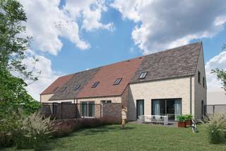 Goedgelegen in een aangenaam woonerf, vlak bij het centrum van Oostrozebeke, bevindt zich deze kwalitatieve en energiezuinige nieuwbouwwoning met garage, 3 slaapkamers, tuin, zonnepanelen én warmtepomp.

Deze lichtrijke woning is praktisch en doordacht ingedeeld. Op het gelijkvloers vindt u een inkomhal met trap, een apart toilet, een gezellige leefruimte met open geïnstalleerde keuken, een berging/wasplaats en een inpandige garage.

Op de verdieping bevinden zich de nachthal, 3 volwaardige slaapkamers, een badkamer en een tweede apart toilet. Bovendien is er nog een zolder aanwezig die verder kan ingericht worden volgens uw wensen.

Dankzij de moderne afwerking, de energiezuinige voorzieningen en de uitstekende ligging is deze woning niet alleen een ideale thuis, maar ook een interessante investering.

Meer informatie of een bezoek gewenst? Neem contact op met Emiel: emiel@immobeguin.be