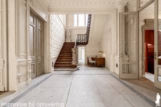 <p><strong>Wonen in een beschermd monument, met het comfort van vandaag</strong><br />In het hart van Turnhout begint een van de meest iconische herenhuizen van de stad aan een nieuw hoofdstuk. Residentie Het Gerecht verrijst in het voormalige Huis Van Hal: een beschermd neoclassicistisch monument uit 1886, ontworpen door architect Pieter-Jozef Taeymans. Het gebouw deed dienst als statige privéwoning, arbeidsrechtbank en decor voor het VTM-programma Mijn Pop-Up Restaurant. Vandaag wordt dit uitzonderlijke erfgoed met respect gerestaureerd en omgevormd tot een exclusieve residentie met slechts vier royale villa-appartementen.</p>
<p>Authentieke parketvloeren, hoge plafonds, moulures en historische details worden in ere hersteld. Tegelijk worden moderne technieken, energiezuinig comfort en een lift discreet geïntegreerd. Ieder appartement beslaat een volledige verdieping en biedt maximale ruimte, rust en privacy.</p>
<p><strong>Het gelijkvloerse villa-appartement</strong><br />Via de monumentale inkomhal betreedt u een woning met bijna 270 m² woonoppervlakte. De indrukwekkende plafondhoogtes en royale vertrekken creëren een woonbeleving die vandaag nog nauwelijks te vinden is. De leefruimtes vloeien harmonieus in elkaar over: van de elegante zithoek aan de straatzijde, via de imposante eetkamer, tot de ruime leefkeuken met zicht op het groen. Grote raampartijen brengen overvloedig daglicht binnen en verbinden de woning met het terras en de tuin.</p>
<p>De absolute blikvanger is de centrale hal met authentiek trappenhuis en prachtige lichtkoepel. Deze ruimte louter een inkomhal noemen, zou haar tekortdoen. Ze vormt het architecturale hart van de woning en biedt ruimte voor een kunstgalerij, bibliotheek, bureau of sfeervolle bar.</p>
<p>Het appartement telt twee volwaardige slaapkamers, elk met een ensuite badkamer met toilet, bad en douche. De hoofdslaapkamer bevindt zich in de karakteristieke uitbouw en kijkt uit over de private tuin. Zowel vanuit deze kamer als vanuit de leefkeuken heeft u rechtstreeks toegang tot het zonnige terras.</p>
<p>Aansluitend wacht een uitzonderlijk grote private tuin van circa 200 m²: een groene oase en een zeldzame luxe in de stad. Via de tuin bereikt u de private dubbele carport in paddouk met fietsenberging.</p>
<p><strong>Een souterrain vol mogelijkheden</strong><br />Het gebouw beschikt over een historische wijn- en kolenkelder. Daarnaast is het appartement rechtstreeks verbonden met een private kelderruimte van maar liefst 60 m², eveneens bereikbaar met de lift. Dit souterrain leent zich perfect voor een wijn- en degustatiekelder, fitness, wellness, home cinema of ontspanningsruimte.</p>
<p><strong>Afwerking met respect voor het verleden</strong><br />Het appartement wordt volledig afgewerkt opgeleverd, met uitzondering van de definitieve schilderwerken. De authentieke parketvloeren worden gerestaureerd en afgewerkt in een kleur naar keuze. Ook muren, plafonds, moulures en rozetten worden vakkundig hersteld; de muren krijgen reeds een eerste schilderlaag. Voor de keuken en badkamers kiest u zelf de materialen en inrichting. Hiervoor zijn ruime budgetten in de vraagprijs opgenomen.</p>
<p>Ook technisch wordt alles vernieuwd. Het appartement wordt voorzien van domotica, vloerverwarming, nieuwe convectoren, een Viessmann-warmtepomp, ventilatie en voorbereidingen voor gashaarden. Zo geniet u van hedendaags comfort met behoud van het historische karakter.</p>
<p>Het appartement en de private kelder worden verkocht onder registratierechten aan 2% of 12%, afhankelijk van de persoonlijke situatie van de koper. Op de dubbele carport met fietsenberging is 21% btw van toepassing.</p>
<p>De oplevering wordt dit najaar verwacht. Wij leiden u vandaag al graag persoonlijk rond in deze monumentale parel.</p>
<p><strong>Bijna 270 m² wonen, een tuin van circa 200 m², een souterrain van 60 m² en de grandeur van een beschermd monument. Dit is geen appartement, maar een stadsvilla met een verhaal.</strong></p>