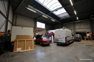 Dit in 2019 gebouwde bedrijfsgebouw heeft een oppervlakte van 775m² en een vrije hoogte van +- 6m. Gelegen in industrieklasse II.Gepolierde...