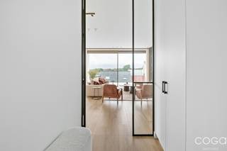 <p>Schitterend <strong>dakappartement (165m²) met royaal zuidgericht terras van 79,5m</strong>²! Het eigendom is gelegen in het <span>centrum van Schilde </span>op de dakverdieping van Residentie THB209, recentelijk opgetrokken door COSTERMANS PROJECTEN. De buitenmaatse <strong>plafondhoogte van 308cm</strong>, de grote raampartijen en de naar boven toe uitkragende dakoverstek zorgen hele het jaar door voor een prachtige lichtinval. Het hoekappartement heeft een <strong>verfijnde afwerking</strong> is voorzien van de laatste technieken. Het E-peil bedraagt 24 kWh/m² jaar (<strong>A-label</strong>). <br /><br />Indeling als volgt:</p>
<ul>
<li>inkomhal met vestiairekast - kamerhoge smeedijzeren deur met glasinleg,</li>
<li><strong>royale leefruimte (ca. 58m²)</strong> op parkettegel met open zicht en toegang tot het aanliggende terras; <span>maatwerk tv-wand</span>,</li>
<li><span>open keuken met eiland</span> voorzien van alle comfort (travertin werkblad, Miele/Novy-toestellen, Quooker kraan, ...);</li>
<li>ruime berging/wasplaats (ca. 6m²) met ventilatie-unit en uitgietbak,</li>
<li>een kamerhoge smeedijzeren deur geeft toegang tot de nachthal met apart toilet,</li>
<li><strong>master-bedroom (ca.30m²) met eigen terras</strong>: slaapkamer met maatkasten, linnenkast en prachtige <strong>ensuite badkamer</strong>: maatwerkmeubel met dubbele wastafel en travertin werkblad, losstaand ligbad, inloopdouche en toilet;</li>
<li><strong>tweede (ca. 15m²) en derde (ca. 8m²) slaapkamer</strong> met maatkasten en <strong>gedeelde douchekamer</strong>; beide kamers met toegang tot het terras. De derde slaapkamer werd ingericht als huiskantoor.</li>
<li>het appartement biedt <strong>twee terrassen</strong>: één gigantisch - deels overdekt - en zuidoost gericht terras van maar liefst <strong>80m²</strong> toegankelijk vanuit de leefruimte, keuken en tweede en derde slaapkamer; het tweede terras (ca. <strong>18m²</strong>) - eveneens deels overdekt - is west gericht gelegen aan de hoofdslaapkamer.</li>
<li><strong>dubbele ondergrondse garage</strong> (ca. 36m²) met brede geautomatiseerde sectionaalpoort en laadpaal.</li>
</ul>
<p>Extra:</p>
<ul>
<li>prachtig aangelegde <strong>binnentuin ontworpen door TORFHEIDE tuinen</strong>: biedt bewoners rust en woonkwaliteit midden in het dorp.</li>
<li><strong>vloerverwarming- en koeling</strong> in combinatie met een <strong>geothermische warmtepomp,</strong></li>
<li>balansventilatie,</li>
<li>bronskleurig aluminimum buitenschrijnwerk; ramen met <strong>screens</strong>, vliegenramen en maatgordijnen,</li>
<li>designverlichting, zowel opbouw als inbouw,</li>
<li>keukentoestellen: combi stoomoven, combi microgolfoven, warmhoudlade, inductiekookplaat, recirculatiedampkap, vaatwasser, koelkast, diepvries, Quooker-kraan (kokend water);</li>
<li>blokdeuren,</li>
<li>verzorgde gemeenschappelijke fietsen- en afvalberging,</li>
</ul>
<em><strong>Recent top-appartement in het winkelcentrum van Schilde!</strong></em>