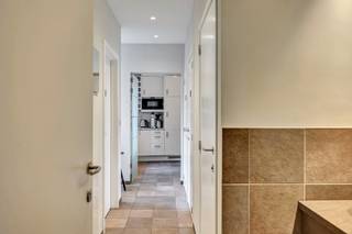 <p><b><span>Schitterende praktijkruimte in absolute topbuurt<br /><br />Vandaag is ’t te doen in één van de knapste buurten van Antwerpen, op die statige Arthur Goemaerelei. Omringd door de typische pracht en praal van deze wijk, vind je hier een gelijkvloerse praktijkruimte – op zoek naar een nieuwe dromer met grootse plannen. Kom binnen!</span></b><br /><br />Hier vind je een charmante gelijkvloerse praktijkruimte die wacht op iemand met een luisterend oor, helende handen of een hart voor zorg. Deze praktijkruimte ligt aan de achterkant van het gebouw met een buitenruimte.</p>
<p><strong>Kom binnen, dit is de plek waar jouw praktijk mag groeien.</strong></p>
<p>De ruimte leent zich perfect voor wie actief is binnen een therapeutische setting: psycholoog, coach, kinesist, massagetherapeut, logopedist… noem maar op. De sfeer is open en huiselijk, ideaal om cliënten zich meteen op hun gemak te laten voelen.<br /><br /><strong>Handig om weten </strong><br /><br />En dan, het belangrijkste: deze schitterende praktijkruimte is beschikbaar vanaf 1 december aan een huurprijs van €650 inclusief het gebruik van de keuken en de toiletten. De kitchenette en de twee toiletten worden gedeeld met de voorste ruimte. De maandelijkse kosten bedragen een forfait van €45 voor onderhoud en minuterie van de gemene delen en alarm. Verder is de huurprijs ook exclusief de kosten voor gas, water en elektriciteit die geschat worden op €60.<br /><br />Klaar om je dromen te laten uitkomen? Vraag je bezoek snel aan!</p>