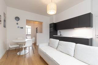 Op zoek naar een instapklaar appartement aan de kust? Dit <strong>volledig vernieuwde appartement met één slaapkamer</strong> combineert een moderne afwerking met een uitstekende ligging nabij het centrum en de Zeedijk van Oostende.<br />Het appartement bevindt zich op de tweede verdieping van een kleinschalig gebouw. Een bijkomend voordeel is de afwezigheid van een lift, waardoor er <strong>geen syndickosten</strong> zijn.<br />Dankzij de doordachte indeling, de hedendaagse inrichting en de gunstige energieprestatie is dit appartement bijzonder interessant voor wie op zoek is naar een comfortabele woonst aan zee of een rendabele investering.<br /><strong>Indeling:</strong>
<ul>
	<li><span>Inkomhal</span></li>
	<li><span>Moderne woonkamer met eetplaats</span></li>
	<li><span>Open keuken, uitgerust met alle nodige elektrische toestellen, waaronder een elektrisch kookvuur, vaatwasser, combi-oven en koelkast</span></li>
	<li><span>Afzonderlijke bergruimte</span></li>
	<li><span>Moderne badkamer met inloopdouche</span></li>
	<li><span>Ruime, volwaardige slaapkamer</span></li>
</ul>
<strong>Extra troeven:</strong>

<ul>
	<li><span>Volledig gerenoveerd en instapklaar</span></li>
	<li><span>EPC-label B</span></li>
	<li><span>Elektrische installatie conform het AREI</span></li>
	<li><span>Kleinschalig gebouw zonder lift</span></li>
	<li><span>Geen syndickosten</span></li>
	<li><span>Gelegen nabij het centrum, de winkels, restaurants en de Zeedijk</span></li>
</ul>
<strong>Een ideale opportuniteit als vaste woonst, tweede verblijf of investering voor vakantieverhuur!</strong><br />Interesse of wenst u meer informatie? Neem gerust contact op via:<br /><strong>Telefoon:</strong> 0495/50.69.20<br /><strong>E-mail:</strong> nicolas@jolieinvest.be<br /> 