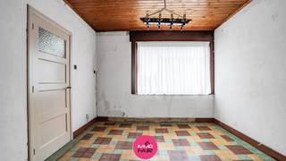 Budgetvriendelijke woning op slechts 5 minuutjes van Maastricht<br /><br />Deze woning aan de Henri Dunantstraat 121 in Lanaken is gelegen op een perceel van maar liefst 627 m², op een steenworp van het centrum. Het prachtige domein Pietersheim en het Nationaal Park Hoge Kempen bevinden zich op wandelafstand. Ook scholen, buurtwinkels en openbaar vervoer zijn vlot bereikbaar. Bovendien sta je op slechts 5 autominuten in het bruisende centrum van Maastricht.<br /><br />De woning beschikt over een woonoppervlakte van ca. 100 m² en is als volgt ingedeeld:<br /><br />Via de inkomhal bereik je de lichtrijke leefruimte, die bestaat uit een gezellige zithoek en een eetkamer. Aansluitend bevindt zich de keuken met toegang tot de tuin. <br />Achter de keuken ligt de berging en het aparte gastentoilet. Vanuit de berging heb je eveneens toegang tot de tuin. De tuin grenst bovendien aan een bos, wat zorgt voor extra rust, privacy en een aangename groene omgeving. <br /><br />Op de eerste étage geeft de nachthal uit op drie volwaardige slaapkamers van circa 11, 12 en 17 m². Verder is er nog een badkamer, uitgerust met een lavabo en douchebak.<br /><br />De zolderverdieping is bereikbaar via een luik en biedt extra bergruimte.<br /><br />Extra troeven:<br />- Perceel van 627 m²<br />- Op slechts 5 minuutjes van Maastricht<br />- Vlakbij domein Pietersheim & Nationaal Park Hoge Kempen<br /><br />Benieuwd naar deze budgetvriendelijke woning? Laat het ons weten via 089 390 990 of info@immofair.be!
