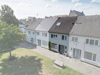 <p><span><strong><span>Unieke stadswoning in het Begijnhof MET 3 SLPK én Tuin!</span></strong><br /><br /><strong>Op een absolute topligging</strong>, <strong>op slechts enkele voetstappen van de Grote Markt en het bruisende stadscentrum van Aalst</strong>, vinden we deze <strong>bijzonder charmante woning in het historische Begijnhof</strong>. Hier woont u midden in de stad, maar geniet u tegelijk van de uitzonderlijke rust, het groen en de <strong>authentieke sfeer </strong>die deze gegeerde omgeving te bieden heeft.</span></p>
<p><span><strong>De woning is gelegen in een woongebied met historische en culturele/esthetische waarde</strong> en werd <strong>met zorg volledig gerenoveerd</strong>. Een ideale <strong>combinatie van karakter, hedendaags wooncomfort</strong> en een unieke stedelijke ligging.</span></p>
<p><span>Via de <strong>mooie inkomhal</strong>, voorzien van <strong>een gastentoilet en praktische ruimte voor een vestiaire</strong>, komen we in de <strong>bijzonder ruime en lichtrijke leefruimte</strong>. Dankzij de <strong>grote raampartijen</strong> geniet u hier van<strong> een prachtig zicht op de sfeervol aangelegde stadstuin</strong>. De leefruimte biedt bovendien <strong>rechtstreeks toegang tot het terras en de tuin</strong>, waardoor binnen en buiten mooi in elkaar overvloeien.</span></p>
<p><span>De <strong>volledig geïnstalleerde open keuken</strong> sluit mooi aan bij de leefruimte en beschikt eveneens over een directe toegang tot het terras en de tuin. Daarnaast is er <strong>een praktische buitenberging</strong>, rechtstreeks toegankelijk vanaf het terras.</span></p>
<p><span>Op de <strong>eerste verdieping </strong>bevinden zich <strong>twee slaapkamers en een handige berging</strong> met aansluitingen voor wasmachine en droogkast, aangevuld met ruimte voor praktische dressingkasten. <strong>De volledig geïnstalleerde badkamer beschikt over een inloopdouche, toilet en lavabo</strong>.</span></p>
<p><span><strong>Via een vaste trap bereiken we de volledig afgewerkte zolderverdieping</strong>. Deze ruime ruimte biedt tal van mogelijkheden en kan mits verdere inrichting perfect <strong>dienstdoen als een derde, ruime slaapkamer</strong>, hobbyruimte of bureauruimte.</span></p>
<p><span>Ook de buitenruimte is een absolute troef. <strong>De mooi aangelegde en bijzonder gezellige stadstuin </strong>beschikt achteraan bovendien over een extra aangelegd terras, ideaal om in alle rust te genieten van het buitenleven.</span></p>
<p><strong><span>Extra troef:</span></strong><span> <strong>op wandelafstand, in de nabijgelegen Parking De Burcht, wordt een gesloten garagebox (ruim 15m²) aangeboden voor </strong></span><strong>€ 28.500. Deze is niet inbegrepen in de vraagprijs van de woning, maar kan afzonderlijk worden aangekocht. Een bijzonder handige extra in het centrum van de stad!</strong></p>
<p><span>Een unieke kans voor wie op zoek is naar <strong>een instapklare woning met karakter</strong>, ruimte en een aangename tuin, op een van de meest gegeerde locaties van Aalst.</span></p>
<p><span>Voor meer informatie en/of een bezoek kunt u contact opnemen met uw vastgoedkantoor </span><strong><span>Kurtimmo</span></strong><span> via </span><strong><span>0476 07 69 93</span></strong><span> of </span><strong><span>info@kurtimmo.be</span></strong><span>.</span></p>