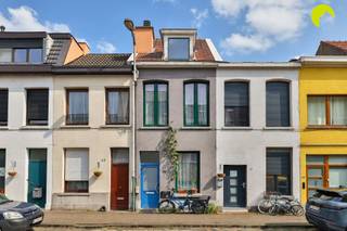 <p><span>In de bruisende wijk 'Kiel', vinden we deze boeiende rijwoning met een bewoonbare oppervlakte van 110 m², verdeeld over 3 verdiepingen. </span></p><p><span>Winkels en scholen bevinden zich vlakbij en openbaar vervoer (bus en tram) bevinden zich op wandelafstand. Je bent ook razendsnel bij de Antwerpse Binnenstad, de Antwerpse Ring, de A12, en de omliggende dorpskernen.</span></p><p><span> </span></p><p><span>De woning, die oorspronkelijk werd opgericht rond 1900, is instapklaar en heeft een aangename zuid-oost gerichte tuin.</span></p><p><span>Ze beschikt overal over dubbele en hoogrendements-beglazing, het platte dak van de uitbouw en de achtergevel zijn geïsoleerd en de verwarming verloopt op gas met een zuinige condensatieketel (2021). </span></p><p><span>De elektriciteit is conform aan de voorschriften van het AREI en er is geen asbest aangetroffen.</span></p><p><span> </span></p><p><span>Indeling:</span></p><p><span>We betreden de woning in de inkomhal waar ook een gastentoilet en berging voorzien zijn. Centraal heeft de huidige eigenares ervoor gekozen om 2 slaap-compartimenten met schuifdeuren in te richten.</span></p><p><span>Helemaal achteraan is er een open ruimte van +/- 20 m² met gepolierde betonvloer en een schuifraam dat toegang geeft naar de tuin. Je passeert hier eerst het aangelegde terras met een overkapping die werd dicht-gerijgd door een druivelaar.</span></p><p><span>De tuin zelf is ongerept en dankzij hoge begroeiing rondom geniet je hier van zalige rust en privacy.</span></p><p><span>Op de eerste verdieping is de keuken ingericht met een kastenwand, vaatwasser en gaskookplaat met dampkap. Er is een losse koelkast in een passende kast geplaatst en aansluiting voor een wasmachine, dewelke ook op het gelijkvloers kan worden aangesloten. Aansluitend is er nog een gezellig terras ingericht op het platte dak van de uitbouw. </span></p><p><span>Aan de voorzijde is een zithoek met open vide naar het dak.</span></p><p><span>Op de bovenste verdieping is er een ruime kamer voorzien met hoog plafond, een toilet, douche en lavabomeubel.</span></p><p><span> </span></p><p><span>Graag som ik voor u de troeven van deze charmante starterswoning nog eens op:</span></p><ul><li><span>Zeer centrale locatie: levendige buurt nabij grote invalswegen en winkels</span></li><li><span>Conforme elektriciteit en asbestveilig</span></li><li><span>Royale lichtinval dankzij grote ramen, lichtkoepels en open vide</span></li><li><span>Alternatieve invulling mogelijk dankzij aansluitingen op elke verdieping</span></li></ul><p><span> </span></p><p><span>EPC: 308 kwh/m² - label D</span></p><p><span>Waterinfo: P-score A - G-score A</span></p><p><span> </span></p><p><span>Voor meer info kan u ons contacteren op het nummer 03 449 42 41 of mail ons via <span>hallo@habicom.be</span></span></p><p><span>Wenst u de waarde van uw eigendom te kennen ? Contacteer vrijblijvend onze habicom expert in uw buurt.</span></p><p><span> </span></p><p><span> </span></p>
