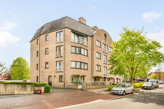 TOPgelegen en ruim appartement met 2 slaapkamers, terras en garage-optie in één van de mooiste lanen van Ronse.Dit kwalitatief en degelijk...