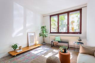 Deze woning ligt in een rustige straat, op slechts enkele stappen van de hippe Marnixplaats, het trendy Antwerpen-Zuid en het bruisende stadscentrum. In de buurt vind je tal van winkels, gezellige eet- en drinkgelegenheden. Scholen, openbaar vervoer en belangrijke invalswegen zijn vlot bereikbaar, waardoor je hier geniet van een aangename combinatie van rust en stadsleven.<br />Deze te renoveren woning, met een bewoonbare oppervlakte van ca. 173 m², biedt een unieke kans om volledig naar eigen smaak een thuis te creëren.<br />Bij binnenkomst via de inkomhal kom je rechts in de woonkamer, die achteraan aansluit op een ruime keuken en een aparte douchekamer met wastafel en toilet. Op de eerste verdieping bevinden zich twee slaapkamers en een ruime badkamer met ligbad, wastafel, tweede toilet en aansluitingen voor wasmachine en droogkast. Op de tweede verdieping en de zolderverdieping zijn telkens nog twee slaapkamers voorzien. Daarnaast beschikt de woning over een ruime kelder.<br />Dankzij de gunstige ligging en het vele potentieel is dit een buitenkans voor wie zijn eigen stempel wil drukken op een nieuwe thuis.<br />EPC-score: 303 (Label D) - zonder renovatieverplichting - P- & G-score C - Stedenbouw: Vg- Wche-Gmo-Gvkr-Gvv<br />Interesse? Contacteer ons via 03 233 33 00 of walls.be