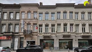 <p><span>Op de 2e verdieping van een kleinschalig gebouw van 2 appartementen, wordt dit duplex appartement te koop aangeboden.</span></p><p><span>We genieten van een zeer centrale locatie midden in de winkelstraat, dichtbij het centraal station.</span></p><p><span>Het appartement is al jaren stabiel verhuurd.</span></p><p><span> </span></p><p><span>Indeling:</span></p><p><span>De inkomhal wordt gedeeld met slechts één ander appartement.</span></p><p><span>We nemen de trap naar de tweede verdieping. Hier zijn twee slaapkamers en de badkamer gelegen.</span></p><p><span>Vervolgens nemen we de trap naar de dakverdieping, waar de living met keuken zich bevinden. De leefruimte loopt helemaal door tot in de nok van het dak. Hier vinden we een mezzanine.</span></p><p><span>Op het tussenverdiep wordt het platte dak als terras gebruikt.</span></p><p><span> </span></p><p><span>Overige info:</span></p><p><span>Verlaagde registratierechten, indien aan voorwaarden voldaan</span></p><p><span>Elektriciteit is conform.</span></p><p><span>Geen asbest vermeld in het asbestattest.</span></p><p><span>EPC: 434 kWh/m²jaar -> renovatieplicht van toepassing</span></p><p><span>Oppervlakte volgens meting EPC.</span></p><p><span> </span></p><p><span>Voor meer info of een bezoek er plaatste bel 03/449.42.41 of surf naar www.habicom.be</span></p><p><span>Benieuwd naar de waarde van jouw woning? Check het gratis op <span>www.watismijnhuiswaard.be</span></span></p><p><span> </span></p>