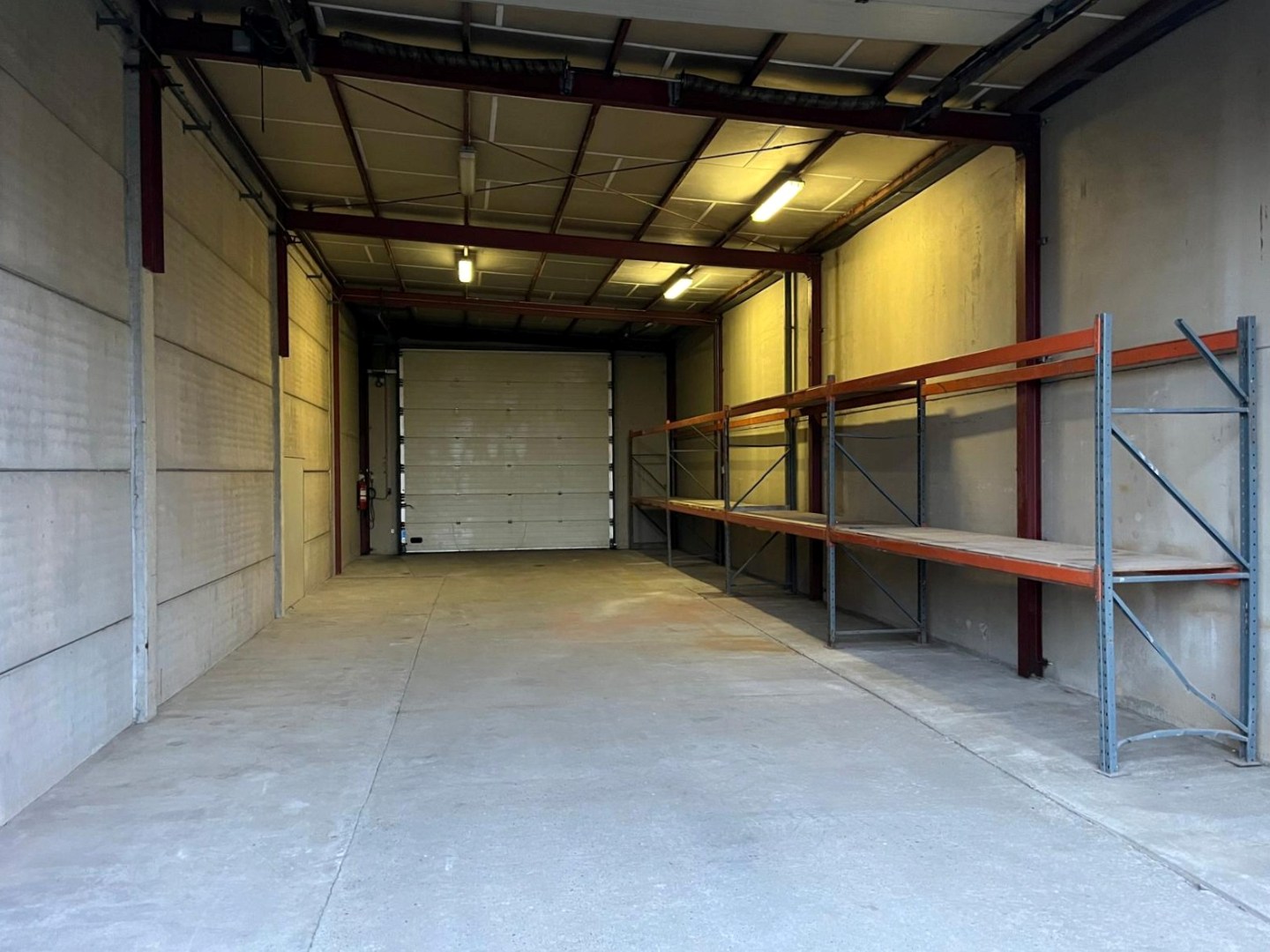 LOODS (137m²) MET TERREIN (546m²) TE HUUR TE MEULEBEKE - foto 2