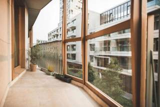 One-bedroom in recent building designed by architects Robbrecht and Daem, with huge terrace.<br /><br />Ideally located near the South, walking to the Scheldt quays, but also conveniently close to major roads. <br /><br />Open living space with plenty of sunlight with the added bonus of a spacious terrace with a closed and open area, a perfect extension of the living space. A fully fitted kitchen with all the usual appliances. A spacious bedroom with ensuite bathroom with shower and sink. Separate toilet and storage room with connection for washing machine and dryer. <br /><br /><br />In short, ideal accommodation for purebred city sparrows who love Antwerp's hustle and bustle.<br /><br /><br />Advantages:<br />- Wooden floors with underfloor heating <br />- prime location near the arterial roads<br />- spacious terrace with closed and open area so you can enjoy every season, whether sunny or rainy.