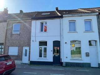Zeer centraal gelegen en kwalitatief gerenoveerde rijwoning. Deze omvat een ruime inkomhal (met ruimte om fietsen te plaatsen) met berging en...