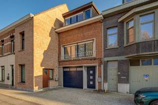 <p><span>Sinjoor biedt aan : Bredabaan 543.<br />Op het einde van het dorp van Brasschaat vind je dit huis. Pistolets van Manus &amp; beleg van Rijmenants kan je op zondag te voet gaan halen. Carrefour om de hoek. </span></p><p><span>Ruime bel-étage<br />Inpandige garage &amp; garagebox achteraan<br />Zonnepanelen<br />EPC B<br />Elektra conform</span></p><p><span>Indeling : </span></p><p><span>Binnenkomen in de inkomhal. De inpandige garage? Ideaal voor fietsen, motoren of gewoon de spullen die we in dit mensenleven verzamelen. Links een gangetje richting de tuin. Oef, dat betekent geen groencontainers door het huis!  Achteraan op het gelijkvloers een kitchenette handig voor die BBQ's in de tuin te bevoorraden. Verder een bureau dat evengoed een extra slaapkamer kan zijn. <br />Wasmachine en droogkast hebben hier ook hun plek. Het huis is bijna helemaal onderkelderd. Wil je van het gelijkvloers een studio maken, dan kan je met je leidingwerk weg. <br />Op de eerste verdieping: Toilet op de gang. De keuken met open zicht op de tuin. L-vormige leefruimte en een vaste trap naar de tuin. Bovenaan het huis vind je twee grote kamers en een kleinere, verder een badkamer met bad en wastafel. <br />Elektriciteit conform. Dak vernieuwd bij de komst van de zonnepanelen, met 12 cm isolatie. Structuur = Super.<br />Achteraan de tuin heb je nog een garagebox met werkbank (verplicht aan te kopen aan €25.000) , voorzien van water en elektriciteit. <br /></span><span><br />Maak nu uw afspraak op <span>george@sinjoor.be</span></span><span> of 0472.57.52.95</span></p>