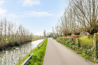 Située dans une rue sans issue, cette maison très bien entretenue allie confort et luminosité. Dès l’entrée, vous découvrez un hall avec WC...