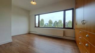 Charmant duplex-appartement met terras in hartje Tienen!<br />Op zoek naar een gezellige woonplek in het bruisende hart van Tienen? Dit charmante duplex-appartement combineert een praktische indeling met een aangename woonomgeving en een centrale ligging! Garage inbegrepen!<br />Indeling: Gelijkvloers: inkomhal.<br />1ste verdieping: gezellige woonkamer, ruime keuken en een aangenaam terras waar je heerlijk kan ontspannen.<br />2de verdieping: badkamer uitgerust met douche, lavabo en toilet, en twee slaapkamers.<br />Dankzij de centrale ligging bevinden winkels, horeca en andere voorzieningen zich op wandelafstand.<br />Huurprijs: 980 euro/maand.<br />Onmiddellijk beschikbaar! Interesse in dit charmante appartement? Neem gerust contact met ons op voor meer informatie of een bezoek!<br />Mail naar info@immogve.be of Bel 016/56.56.14