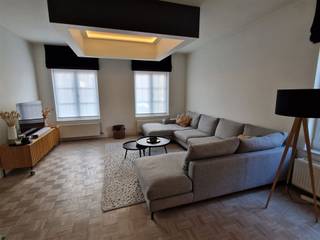 <p><span>Situé au cœur de Heist-Goor (Heist-o/d-Berg), nous avons le plaisir de vous présenter un appartement au rez-de-chaussée très bien entretenu.<br /><br /> Cet appartement de 118 m² (brut) comprend un très grand espace de vie avec cuisine ouverte (équipée de tous les appareils), 2 chambres de 16 m² et 8 m², ainsi qu'une salle de bains avec douche et WC. Il dispose également d’un cellier, d’un hall d’entrée et de toilettes séparées. L’appartement a été récemment repeint, est équipé de rideaux et est entièrement prêt à emménager.<br /><br /> Une terrasse privative jouxte le salon et la cuisine. Il y a également un jardin de 50 m², entièrement clôturé. À l'avant de l'immeuble, vous disposez d'un parking privé, et au sous-sol, un débarras de pas moins de 20 m² est prévu ; ces deux éléments sont compris dans le loyer.<br /><br /> Les charges communes s'élèvent à 50 euros par mois. Seuls les petits animaux de compagnie sont autorisés, conformément au règlement RIO. (Veuillez nous contacter pour plus de détails.) Disponible à partir du 1er juin 2023.<br /><br />Prenez rendez-vous en ligne via le bouton disponible sur notre site web. Pour toute autre question, vous pouvez nous contacter au 015/15 15 15<br /><br /></span></p>