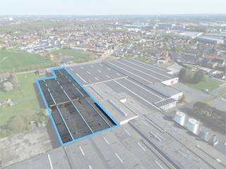 Bent u op zoek naar een uiterst <strong>functionele magazijnruimte voor opslag of productie</strong>? <br /><br />Dan is dit instapklare magazijn van <strong>+/- 7.298 m² </strong>precies wat u zoekt.<br /><br />Het magazijn van +/ 7.298 m² heeft een <strong>vrije hoogte van 5,2 meter</strong> en is uitgerust met verschillende sectionale poorten (laadkades kunnen geplaatst worden in overleg met de kandidaat huurder) en een polybetonvloer.<br /><br />Op de site is tevens <strong>kantoorruimte beschikbaar</strong>, die flexibel kan worden bijgehuurd in functie van de behoeften van de huurder.<br /><br />Gelegen op een strategische locatie met vlotte bereikbaarheid, biedt dit magazijn alle troeven voor een efficiënte bedrijfsvoering.<br /><br /><strong>Ruime magazijnruimte voor zowel korte als lange termijn huur.</strong><br /><br />Ruime gemeenschappelijke parkeerruimte voor zowel wagens als vrachtwagens aanwezig.<br /><br /><strong>Contacteer PANORAMA B2B voor meer informatie omtrent de mogelijkheden op het nummer 0460 97 66 66.</strong>