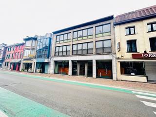 Menen - Handelspand te huur met een oppervlakte van 500 m².Op 150m van de Grote Markt te Menen vindt je dit handelspand terug.Grote, aangename...