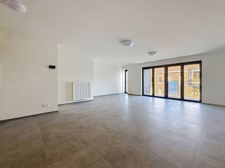 WE INVEST HAUTE SENNE a le plaisir de vous présenter ce magnifique appartement neuf à la location !<br /><br />Idéalement situé Chaussée de Braine 42 à Soignies, à proximité immédiate du centre-ville et de toutes les commodités, ce superbe appartement de ± 104 m² vous séduira par ses volumes généreux, sa luminosité exceptionnelle et la qualité de ses finitions.<br /><br />Situé au 1er étage d’une résidence neuve, ce bien offre un vaste séjour baigné de lumière, créant un espace de vie chaleureux et convivial. La cuisine super équipée, parfaitement intégrée à l’ensemble, séduira les amateurs de confort et de modernité.<br /><br />L’appartement dispose de deux belles chambres, d’une salle de douche contemporaine ainsi que d’une grande buanderie/rangement particulièrement pratique.<br /><br />Vous profiterez également d’une agréable terrasse, d’une cave privative ainsi que d’un emplacement de parking.<br /><br />Construit avec des matériaux de qualité et bénéficiant d’excellentes performances énergétiques, ce bien est équipé d’un chauffage central au gaz garantissant un confort optimal au quotidien.<br /><br />Loyer : 950 €/mois<br />Charges communes : 55 €/mois<br /><br />Garantie locative : 2 mois de loyer<br /><br />Libre immédiatement.<br /><br />Une opportunité rare pour les personnes à la recherche d’un logement moderne, spacieux et confortable dans un environnement privilégié.<br /><br />À visiter sans tarder !<br /><br />Pour toute information complémentaire ou pour organiser une visite, n’hésitez pas à contacter **Jérémy au ****0475/66.46.52** ou par e-mail à l’adresse **[jeremy.p@weinvest.be](mailto:jeremy.p@weinvest.be)**.