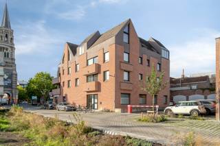 Op zoek naar comfortabel wonen op een uitstekende ligging?<br /><br />Dit lichtrijke appartement op de 2de verdieping combineert ruimte, licht en een centrale locatie in het hart van Roeselare.<br />Het appartement beschikt over een ruime en zonnige leefruimte met grote raampartijen die zorgen voor een aangename lichtinval doorheen de dag. De praktische indeling omvat twee volwaardige slaapkamers, ideaal voor een koppel, klein gezin of wie graag een extra bureau- of hobbyruimte wenst.<br />De keuken en badkamer zijn functioneel ingericht en bieden alle comfort voor dagelijks gebruik.<br /><u><strong>Extra troef: </strong></u>er is een autostaanplaats inbegrepen in de huurprijs, wat zorgt voor extra comfort en gemoedsrust.<br />Dankzij de gunstige ligging bevindt u zich op wandelafstand van winkels, openbaar vervoer, scholen en andere voorzieningen.<br />Er is een autostaanplaats<br /><br /><u><strong>Troeven:</strong></u>
<ul>
	<li>Gelegen op de 2de verdieping</li>
	<li>2 volwaardige slaapkamers</li>
	<li>Zeer lichtrijke leefruimte</li>
	<li>Centrale toplocatie</li>
	<li>Vlotte bereikbaarheid</li>
</ul>
<br /><u><strong>Kosten: </strong></u>

<ul>
	<li>huurprijs: 850€ /maand </li>
	<li>Syndic: 70 €/maand</li>
</ul>
Interesse? Neem vandaag nog contact op voor meer informatie of een bezoek ter plaatse.