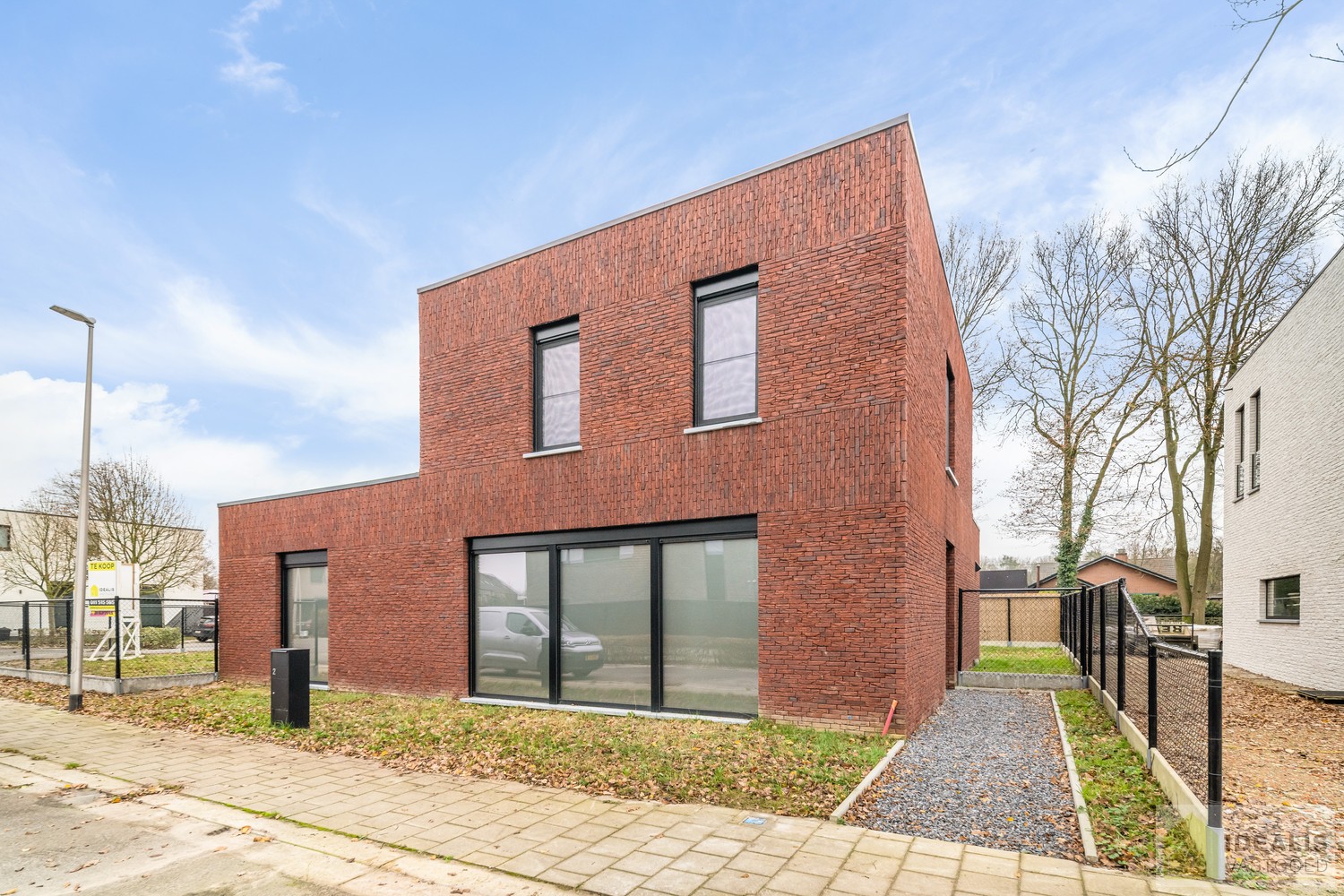 PRACHTIGE NIEUWBOUWWONING (2% REGISTRATIERECHTEN MOGELIJK!) MET EEN HEERLIJK LICHTRIJKE WOONKAMER MET OPEN KEUKEN, RUIME BERGING, BUREEL, 3 SLAAPKAMERS, RUIME DRESSING EN RUIME BADKAMER VOORZIEN VAN ALLE COMFORT! EEN HEERLIJK RUIM HUIS MET EEN NAAR WENS A - foto 3