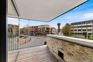 Bezoek dit project vrijblijvend op zondag 26/4/2026 tijdens Nieuwbouwzondag tussen 13u00 en 15u00 en ontdek wat dit project u te bieden heeft.<br /><br />Residentie Zuid 45 is een kleinschalige nieuwbouw aan de rand van het historische centrum van Veurne, op de kop van de Zuidstraat. <br />Alle leefappartementen hebben een energiezuinig karakter met een E-peil van maximum 30 en beschikken onder andere over vloerverwarming, ventilatiesysteem D en half massief parket in bijna alle ruimtes. <br /><br />Het appartement bevindt zich op de eerste verdieping en werd op plan ingedeeld als volgt:<br />Inkom, berging, toilet, open keuken, leefruimte met zuidgericht terras, slaapkamer 1, slaapkamer 2 en badkamer met inloopdouche.<br /><br />Mogelijkheid tot aankoop van een autostaanplaats nabij.<br /><br />Appartement: 85,18 m²<br />Terras: 10 m²