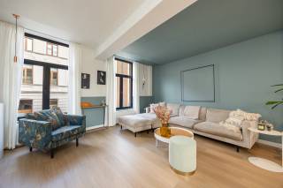 strong&gt;Handelhuis met woning te koop in Vilvoorde centrum<br /><br />Gelegen op een absolute toplocatie in het hart van Vilvoorde, met een uitstekende zichtbaarheid en bereikbaarheid. Het station, de belangrijkste invalswegen en het bruisende stadscentrum bevinden zich vlakbij. Dankzij de directe nabijheid van winkels, horeca en scholen geniet u hier van alle voordelen van stedelijk wonen en ondernemen.<br /><br /><strong>Indeling van de woning:</strong><br /><strong>Niv +0:</strong> Winkel, toegang kelder, keuken en toilet.<br /><strong>Niv +1:</strong> Keuken, Living.<br /><strong>Niv +2</strong>: Badkamer, slaapkamer en toegang terras.<br /><strong>Niv +3:</strong> Ruime afgewerkte zolderkamer.<br /><strong>Niv -1:</strong> In de kelderverdieping beschik je over extra bergruimte én plaats voor bijkomende elektrische toestellen.<br /><br />Wandel door de hele woning // het hele appartement via de Walkly.<br /><strong>Extra informatie en troeven:</strong>
<ul><li>Gerenoveerde badkamer.</li><li>Bekijk zeker onze plannen in bijlage.</li><li>Ruime kelder.</li><li>Centrum Vilvoorde.</li></ul>
<p><br />Meer informatie? Contacteer Joery Van De Gucht via +322 335 11 13.<br /> </p>