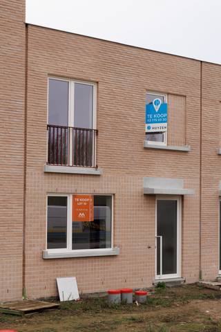 Lot 10: Deze gesloten bebouwing met 2 bouwlagen in hedendaagse stijl heeft 3 slaapkamers, een bewoonbare oppervlakte van +/- 143 m² en heeft een perceel van +/- 195 m². De woning is gelegen in de rustige Clementwijk, net aan de stadsrand van Sint-Niklaas. De woonbuurt Terneuzenwegel is gelegen aan het recent aangelegde stadspark, met autoluwe leef -en speelstraten dicht bij alle voorzieningen van de stad.<br />Terneuzenwegel biedt een gevarieerd aanbod aan verschillende woontypologieën. Wens je een huis met een eigen tuin of zoek je eerder een appartement met groot terras? De keuze is aan jou. De huizen en appartementen zijn alvast klaar voor de toekomst!<br />Deze fase is uitgerust met een systeem van collectieve geothermie waarmee energie op een duurzame manier uit de bodem wordt gehaald.<br /><br />Interesse of vragen? Meer info op matexi.be/sint-niklaas of contacteer vrijblijvend onze sales consultant op 03 808 16 90.