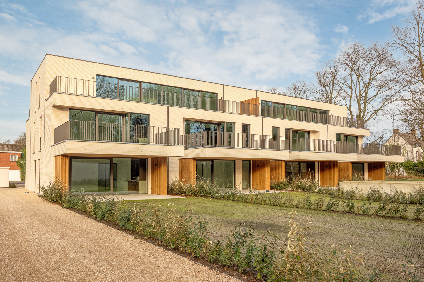 Prestigieus nieuwbouwappartement met ruime tuin en terras. - foto 2