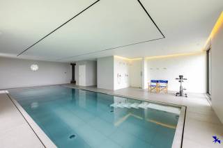 Welkom in Rumst!<br /><br />Op zoek naar een stijlvol appartement met zicht op het water vlakbij E19 &amp; A12?<br /><br />Dit appartement combineert comfort, licht en ruimte op een toplocatie aan het water. Het ruime terras biedt een prachtig zicht op het water, terwijl de grote ramen de woonkamer vullen met natuurlijk licht en een open, aangename sfeer creëren.<br /><br />De indeling is praktisch en doordacht. De open woonkamer en moderne keuken vormen het hart van de woning, ideaal om samen te zijn of gasten te ontvangen. Twee ruime slaapkamers zorgen voor privacy en flexibiliteit, terwijl de lift in het gebouw het dagelijkse comfort extra verhoogt.<br /><br />Een echte troef is het ruime binnenzwembad, exclusief voor bewoners. Het is de perfecte plek om te ontspannen, te sporten of gewoon even te genieten van een rustig moment, ongeacht het weer buiten.<br /><br />Bij het appartement horen twee privatieve autostaanplaatsen, die verplicht mee aan te kopen zijn (€36.000).<br /><br />Extra troeven:<br />Enkel eigenaars als bewoners<br />Bezoekersparking aanwezig<br />Gunstig EPC-label A<br /><br />Interesse gewekt? Contacteer ons kantoor via info@hiro.be of 03 230 00 14!