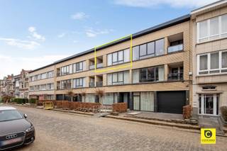 <p><span>Lichtrijk 2 slaapkamer appartement met 2 terrassen te Pulhof!</span></p><p><span>Dit ruim en karaktervol appartement ligt op het 2</span><span><sup>e</sup></span><span> verdiep van een kleinschalig en goed onderhouden gebouw. Met een absolute toplocatie in de gerenommeerde en alom gegeerde Pulhof-wijk is het aangenaam, rustig en kwalitatief wonen. Hier kan u zowel genieten van een groene omgeving alsook van de nabijheid van het bruisende stadsleven. Winkels, parken, scholen, sportfaciliteiten, openbaar vervoer en belangrijke invalswegen zijn slechts een boogscheut verwijderd. Bent u op zoek naar een leuk appartement voor eigen bewoning of naar een goede, zorgeloze investering (momenteel verhuurd). Mis deze unieke kans dan zeker niet!</span></p><p><span> </span></p><p><span>Inkomhal, toilet, leefruimte & keuken:</span></p><p><span>U betreedt het appartement via de inkomhal met veiligheidsdeur, videofoon en ruim voldoende plek om een vestiaire onder te brengen. De hal herbergt ook een apart toilet met handenwasser. De gezellige leefruimte leent zich voor elk interieur en heeft grote raampartijen (HR 2012) die een prachtige natuurlijke lichtinval teweeg brengen. In combinatie met de hoge plafonds wordt de aandacht gevestigd op het ruimtegevoel. Aanpalend ligt de keuken die uitgerust is met een elektrisch kookvuur, dampkap, aansluiting voor de vaatwasser en aansluiting voor de wasmachine. Toekomstgericht behoort het opentrekken van de keuken zeker tot de mogelijkheden. </span></p><p><span> </span></p><p><span>Nachthal, berging, slaapkamers & badkamer:</span></p><p><span>De nachthal omvat een praktische berging met schabben en leidt u naar de slaapkamers en de badkamer. Beide slaapkamers zijn ruim (12,5m²) situeren zich aan de nog rustigere achterzijde van het gebouw en kijken uit op het achterliggende groen. De geriefelijke badkamer omvat een ligbad/douche-combinatie en wasmeubel met extra opbergruimte. Ze is onderhoudsvriendelijk en gebruiksklaar, maar kan op termijn wel eens een opknapbeurt gebruiken.</span></p><p><span> </span></p><p><span>Terrassen & kelder:</span></p><p><span>Via de keuken heeft u toegang tot een gezellig terras aan de voorzijde. Ook hier is een ingemaakte kast die extra bergruimte biedt. Op het grotere terras aan de achterzijde kan u geheel tot rust komen na een drukke werkdag of genieten van een heerlijk maaltijd en/of een sprankelend aperitief. Een ruime en geheel droge kelder is inbegrepen. </span></p><p><span> </span></p><p><span>Extra troeven:</span></p><p><span>- Toplocatie te Pulhof</span></p><p><span>- 86m² cfr. EPC</span></p><p><span>- Merendeel HR(++) beglazing </span></p><p><span>- Staat van het gebouw</span></p><p><span>- Dakisolatie 12 cm PUR</span></p><p><span>- Veiligheidsdeur</span></p><p><span>- 2 terrassen</span></p><p><span>- Lage maandelijkse lasten</span></p><p><span>- Kelder</span></p><p><span> </span></p>