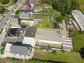 Ruime opslagplaats gelegen in Moere en vlot bereikbaar via de belangrijkste invalswegen. De loods beschikt over een grote ruimte van ongeveer 300 m², eventueel aangevuld met twee praktische bergruimtes. Dankzij de private oprit is de loods vlot bereikbaar en kan het geheel veilig worden afgesloten.<br />De ruimte is voornamelijk geschikt voor opslag of stockageruimte en minder geschikt voor arbeidsintensieve werkzaamheden. <br />Interesse? Neem gerust contact met ons op voor meer informatie of een bezoek.<br />Ref. MI25184