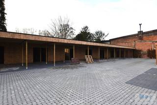 KOOP NU EN BETAAL PAS BIJ OPLEVERING !!<br /><br />Prachtig nieuwbouwproject op toplocatie in de dorpskern van Berlaar.<br /><br />Deze prachtige residentie in het centrum van Berlaar staat voor een stijlvolle, hedendaagse en tijdloze architectuur. De materiaalkeuze en detaillering resulteert in gevels die eenvoud en klasse uitstralen. Deze lijn wordt volledig doorgetrokken in heel het project dat met de grootste zorg voor esthetiek werd ontworpen.<br /><br />Dit project zal bestaan uit 14 appartementen met 1, 2 of 3 slaapkamers in combinatie met bovengrondse carports en privatieve bergingen. De bewoonbare oppervlaktes variëren tussen de 80 m² en 131 m² allen voorzien van unieke lichtinval.<br /><br />We betreden de appartementen via de inkomhal dewelke ons leidt tot een zeer lichtrijke leefruimte met toegang tot het prachtige zonneterras, aansluitend vinden we de eetplaats en een volledig uitgeruste open keuken. Verder hebben we nog telkens 1, 2 of 3 slaapkamers, een apart toilet, een geriefelijke berging en een ruime badkamer.<br /><br />Er zal standaard gebruik gemaakt worden van vloerverwarming met warmtepomp, ventilatie en zonnepanelen dewelke voor een lage energiebehoefte zullen zorgen.<br /><br />BOVENGRONDSE CARPORT EN BERGING inbegrepen in de prijs!<br /> <br />Kom snel eens langs bij ons, dan geven we u graag meer uitleg op maat. U kan ons ook contacteren voor een vrijblijvende waardebepaling van uw eigendom. U zal vakkundig bijgestaan worden in combinatie met een persoonlijke aanpak voor uw aan en verkoop.