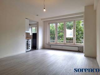 <strong>Volledig gerenoveerd 1 slaapkamer appartement in centrum Antwerpen.</strong><br /><br /><strong>Dit centraal gelegen appartement bevindt zich op wandelafstand van het Centraal Station, winkels, universiteiten en hogescholen, openbaar vervoer, ziekenhuizen en belangrijke in- en uitvalswegen. Een ideale starterswoning of investeringspand!</strong><br /><br /><span><strong>INDELING:</strong></span><br />De INKOMHAL beschikt over een BERGING en biedt toegang tot de SLAAPKAMER met TERRAS, de BADKAMER is voorzien van douche, wastafel, wc en aansluiting voor wasmachine. <br />De ruime en lichtrijke LIVING sluit aan tot de KEUKEN voorzien van electrische kookplaat en dampkap, wasbak, koelkast en oven.<br /><br /><span><strong>BIJZONDERHEDEN:</strong></span><br />* Volledig gerenoveerd appartement op zeer centrale locatie. Mobiscore 9,6<br />* Gunstig EPC, electriciteit conform en asbestveilig<br />* Inclusief privatieve kelderruimte