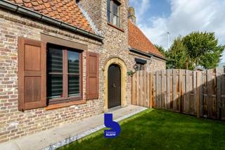 Welkom in deze prachtig gerenoveerde woning waar ruimte, licht en comfort samenkomen.<br /><br />Bij het binnenkomen word je meteen ondergedompeld in een majestueuze inkomhal die toegang biedt tot de dubbele garage, het gastentoilet, de warme keuken en de lichtrijke leefruimte.<br />De luxueuze keuken met hoogwaardige toestellen en een elegant marmeren werkblad vormt het hart van de woning. Eén ding is zeker: hier wil je blijven tafelen, koken en genieten.<br />De leefruimte baadt in het licht dankzij grote raampartijen en biedt een adembenemend zicht op de tuin, de ideale plek om tot rust te komen of gasten te ontvangen.<br />Op het gelijkvloers bevindt zich bovendien een ruime bureauruimte, perfect als thuiswerkplek, hobbyruimte of extra slaapkamer.<br /><br />Op de verdieping wachten drie royale slaapkamers die stuk voor stuk uitnodigen tot ontspanning. Eén kamer is uitzonderlijk groot en kan eenvoudig worden opgesplitst, ideaal voor wie droomt van een extra slaapkamer, dressing of speelkamer.<br />De stijlvol afgewerkte badkamer met dubbele douche tilt comfort naar een hoger niveau. Daarnaast zijn er nog een praktische berging en een zolder, perfect voor extra opslag.<br /><br />De woning werd grondig gerenoveerd en recent voorzien van nieuwe ramen.<br />Dankzij 16 zonnepanelen en een thuisbatterij woon je hier energiezuinig en toekomstgericht.<br /><br />Het huidige EPC bedraagt 353 kWh/(m² jaar), maar met de installatie van een warmtepomp kan dit verbeterd worden tot 156 kWh/(m² jaar).<br />Bovendien beschikt de woning over een blanco elektrische keuring – zorgeloos wonen gegarandeerd.<br /><br />Ben jij klaar om deze woning jouw nieuwe thuis te noemen?<br />Laat je droom werkelijkheid worden en contacteer ons vandaag nog voor een bezoek.<br />Dit is geen huis, dit is een beleving. 🏡✨