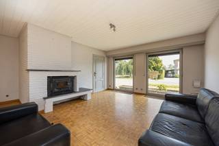Gelijkvloers landhuis op toplocatie met 3 tot 5 slaapkamers, inpandige garage en omheinde tuin met tuinberging. De woning is rustig gelegen in een doodlopende straat op een perceel van 752m² nabij het dorp van Sint Antonius. Op het gelijkvloers bevinden zich 3 slaapkamers, uitbreiding met 2 slaapkamers mogelijk op de zolderverdieping.<br /><br />MAAK SNEL EEN AFSPRAAK VOOR ÉÉN VAN DE KIJKMOMENTEN: DONDERDAG 20/8 VANAF 14U OF ZATERDAG 22/8 TUSSEN 09.30U EN 12.30U!<br /><br /><strong>INDELING:</strong> Gelijkvloers: inkomhal; apart toilet; woonkamer op parket met inbouwhaard; aansluitend een volledig ingerichte keuken (2010) op keramische tegelvloer en voorzien van witte kasten met natuurstenen werkblad, gaskookplaat, inox inbouwdampkap, inox spoelbak met mengkraan, inbouwkoelkast, vaatwasser; ontbijthoek met toegang naar voorraadberging en schuifraam naar de veranda. Nachthal; badkamer met ligbad, dubbele lavabo, bidet en toilet; 3 slaapkamers; inpandige garage met automatische sectionale poort, wasruimte en toegang naar de zolder. Ruime polyvalente zolderruimte, afgewerkt, geïsoleerd (normen bouwjaar) en voorzien van een Velux raam. Mits plaatsen vaste trap kunnen hier nog 2 extra kamers bijgemaakt worden; 2e zolderberging. Achteraan de woning bevindt zich een omheinde tuin met terras en houten tuinberging.<br /><br /><strong>BIJZONDERHEDEN:</strong><br />* EPC Energielabel C: 228kWh/m² <br />* Woning is rustig gelegen op toplocatie in doodlopende straat nabij het dorp, scholen en winkels<br />* Extra kamers mogelijk in te richten op de zolderverdieping<br />* Verwarming: Cv op aardgas met condensatieketel<br />* Beschikbaar bij notariële akte