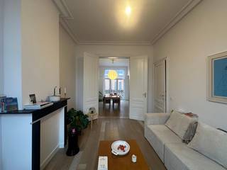 Prachtig gerenoveerd éénslaapkamerappartement in een verzorgd herenhuis. De ruime, lichtrijke living met twee mooie sierschouwen zorgt meteen voor een warm en karaktervol gevoel. De aparte keuken is praktisch ingericht en voorzien van een gasfornuis, dampkap en frigo. De vernieuwde badkamer beschikt over een douche en een lavabomeubel, en er is een apart toilet. U woont hier vlak bij alle winkels en het openbaar vervoer, en op wandelafstand van het strand. Het appartement is beschikbaar vanaf 1/03/2026. De huurprijs bedraagt €695 per maand.