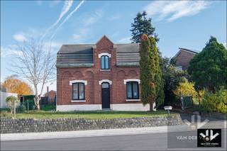 Karaktervolle, te renoveren woning op een perceel van ruim 12 aren. Ideaal gelegen nabij het centrum van Tongeren! TROEVEN:• Dichtbij stadscentrum...