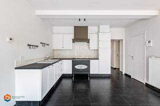 Op een uitstekende locatie in Sint-Katelijne-Waver bevindt zich dit gelijkvloers appartement met 2 slaapkamers en terras. U bevindt zich hier op wandelafstand van winkels, scholen en het openbaar vervoer.<br /><br />We betreden het appartement via de inkomhal met apart gastentoilet. De lichtrijke leefruimte kan u inrichten met een gezellige zithoek en eetplaats. De open keuken is mooi geïntegreerd in het geheel en voorzien van de voornaamste toestellen. Verder beschikt dit gelijkvloers appartement over 2 slaapkamers, berging, badkamer, dewelke voorzien is van een dubbele lavabo en douche. Op het terras kan u steeds in alle rust en privacy genieten van het mooie weer. In de huurprijs is er een garagebox inbegrepen. Geen gemeenschappelijke kosten. <br /><br />Het appartement is onmiddellijk beschikbaar.<br /><br />U dient een bezoekaanvraag in te dienen via het zoekertje op onze website via de knop "vraag bezoek aan".<br /><br />Dit is een uitstekende opportuniteit als u op zoek bent naar een gelijkvloers appartement met terras en garagebox in Sint-Katelijne-Waver. Contacteer ons voor meer informatie of neem een kijkje op www.boonstravastgoed.be<br /><br />Bijzonderheden:<br />- Terras<br />- Centrale ligging<br />- Gelijkvloers appartement