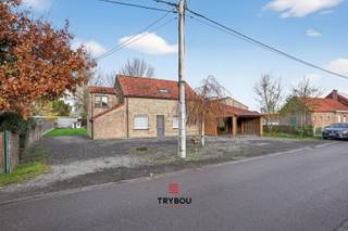 In het rustige en landelijke Merkem wacht deze instapklare woning op haar nieuwe bewoners. Gelegen op een perceel van maar liefst 880 m², biedt dit huis alle troeven voor wie houdt van rust, comfort en een prachtig uitzicht op het omliggende landschap.<br /><br />De woning werd grondig gerenoveerd en heeft een energiezuinig EPC-label C, wat garant staat voor een aangenaam wooncomfort en lagere energiekosten. Met een bewoonbare oppervlakte van 158 m² geniet je hier van een vlotte indeling met o.a. drie volwaardige slaapkamers, een ruime leefruimte en een moderne keuken.<br /><br />Buiten word je verwend met landelijke vergezichten, een grote tuin én een handige carport. Parkeren is geen enkel probleem dankzij voldoende ruimte voor de deur.<br /><br />Deze woning is ideaal voor gezinnen, koppels of levensgenieters die op zoek zijn naar een rustige thuis op het platteland, met alle comfort van vandaag.<br /><br />🔗 Groenestraat 31, 8650 Merkem – Ontdek dit pand<br /><br />📞 Interesse? Contacteer Thijs:<br />📲 051 57 54 61/0494 73 44 49<br />📧 friedel@grouptrybou.be<br /> | thijs@grouptrybou.be