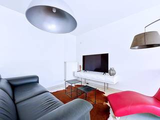 Dit appartement te huur in Gooreind - Wuustwezel bevindt zich op een zeer centrale locatie in het centrum van Gooreind. Het appartement is gelegen op wandelafstand van scholen, winkels en openbaar vervoer en op slechts 10min van het op- en afrittencomplex van E19. Eerste verdieping:- hal met ingemaakte kast- ruime leefruimte met veel lichtinval door de grote raampartijen (ca. 28m²)- open keuken voorzien van gasvuur, dampkap, koelkast, dubbele spoelbak en vaatwasser- berging met aansluiting voor wasmachine- badkamer met douche in bad, een lavabo en een handdoekenrek- toilet met handenwasser- twee slaapkamers, waarvan één met ingemaakte kasten (13 - 8 m²)- ruim en zonnig terras (25m²)Diversen:- gemeenschappelijke kosten: €35 per maand- EPC: 100 kWh/m²!- beschikbaar vanaf 1 september 2026- ondergrondse autostaanplaats(ver-)Kopen of (ver-)huren in regio Wuustwezel, Brecht of Brasschaat?Met vragen kan u altijd bij ons terecht!Dewaele vastgoed met advies.