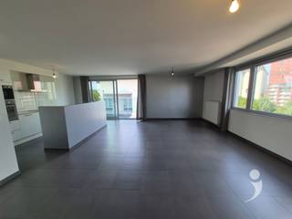 <p><span>Appartement dans le centre de Louvain avec de belles finitions.</span></p><p><span>La propriété est facilement accessible par l'ascenseur et par une cage d'escalier.</span></p><p><span>Cet appartement dispose d'un hall d'entrée spacieux qui se connecte directement au hall de nuit et à l'espace de vie.</span></p><p><span>Il y a un grand espace de vie lumineux qui donne sur une très grande terrasse ensoleillée. </span></p><p><span>Cet espace de vie se prolonge par une belle cuisine avec un grand îlot, d'énormes espaces de rangement grâce aux nombreux placards et des appareils électroménagers de qualité. (plaque de cuisson, four avec fonction vapeur, four combiné, hotte aspirante, réfrigérateur)</span></p><p><span>Deux chambres spacieuses sont équipées de fenêtres à isolation phonique supplémentaire pour plus de confort.</span></p><p><span>La salle de bains est équipée d'une grande douche à l'italienne et d'un double lavabo.</span></p><p><span>Des toilettes séparées se trouvent dans le couloir. Il y a également un local technique avec une buanderie et un espace de stockage supplémentaire.</span></p><p><span>Il y a également un parking souterrain pour une voiture et un vélo dans le local à vélos commun.</span></p><p><span> </span></p><p><span>Cet appartement a un très bon EPC et est donc agréablement économe en énergie.</span></p><p><span>L'appartement est déjà équipé de beaux éclairages et de rideaux.</span></p><p><span>Disponible à partir du 1er septembre pour les </span><span>baux à long terme </span><span>( 3+ ans ) </span></p><p><span>Malheureusement, cet appartement</span><span> n'</span><span>est</span><span> PAS disponible pour les étudiants ou les colocations. </span></p><p><span> </span></p><p><span>Intéressé(e) ? Demandez votre visite via notre site web !</span></p><p><span> </span></p><p><span> </span></p><p><span> </span></p><p><span> </span></p>